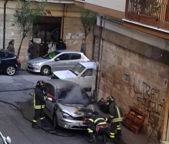 salerno incendio auto