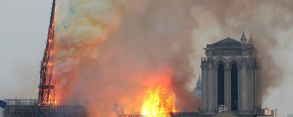 notre dame in fiamme