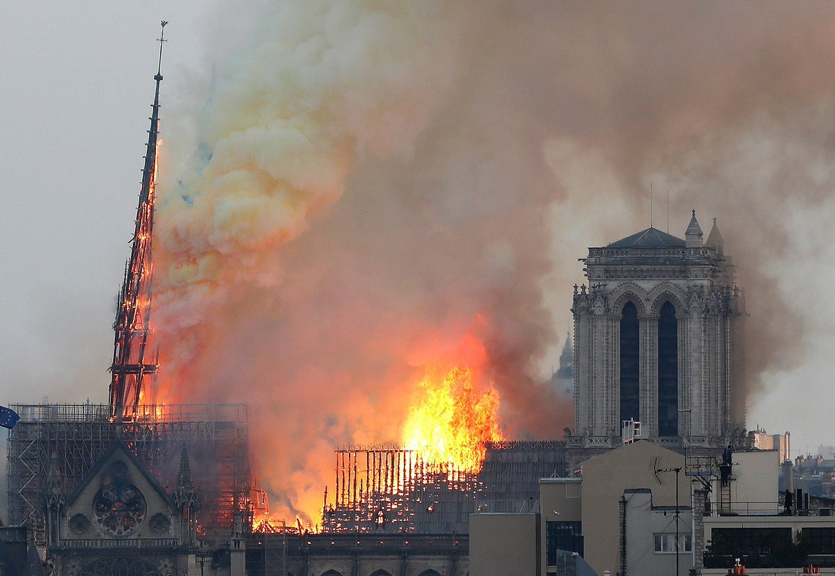 notre dame in fiamme