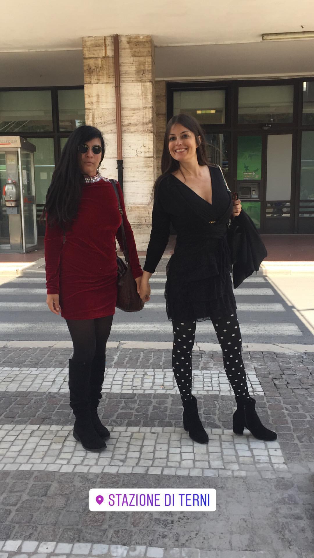 sara tommasi e debora cattoni mano nella mano