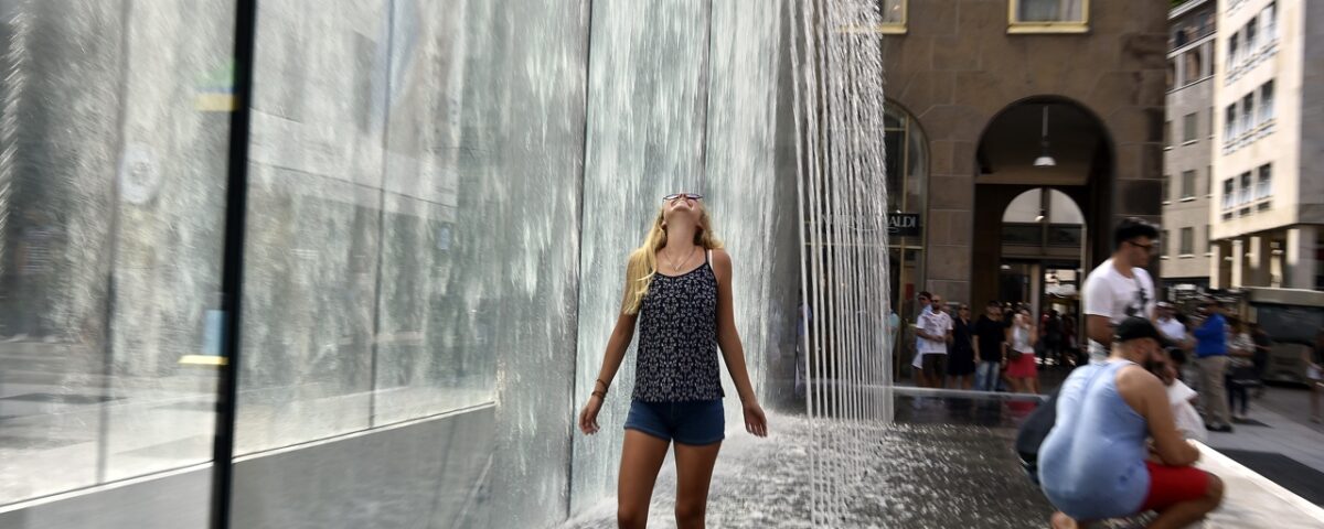 turista bagno fontana Milano