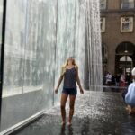 turista bagno fontana Milano