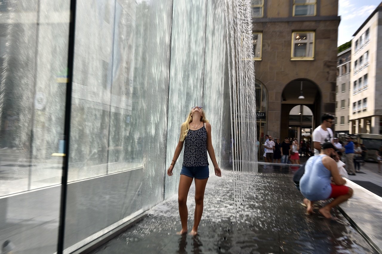 turista bagno fontana Milano