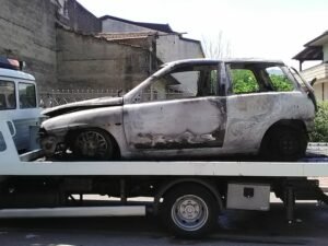 auto incendiata carroattrezzi