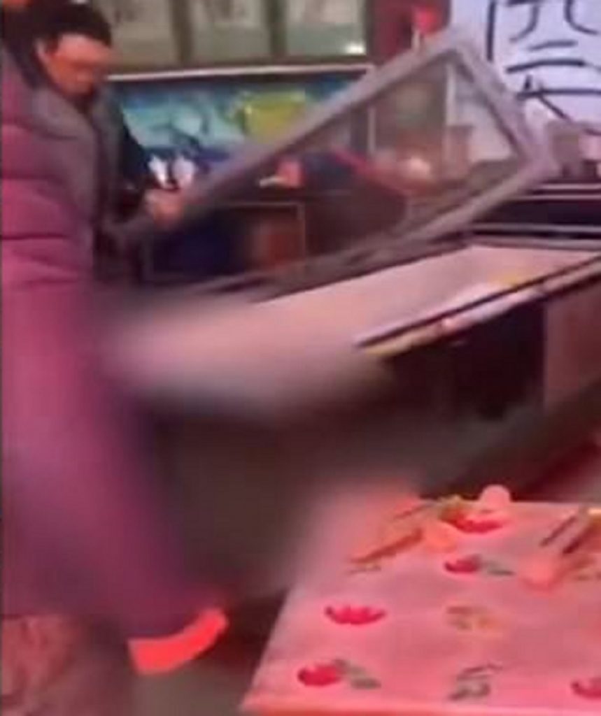 Follia in Cina, schiaffeggiano il padre morto e rovesciano il cadavere