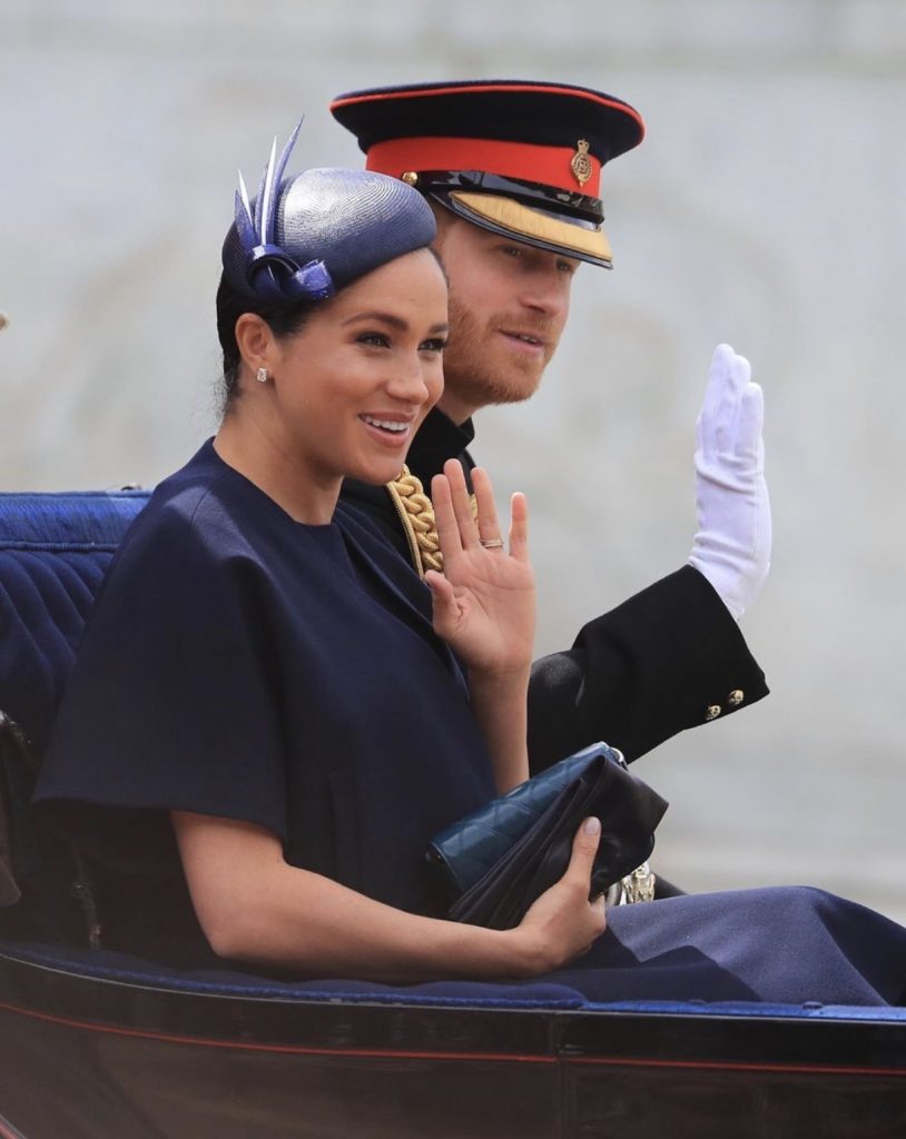 Harry e Meghan rinunciano al ruolo di membri anziani della famiglia reale e si trasferiscono in