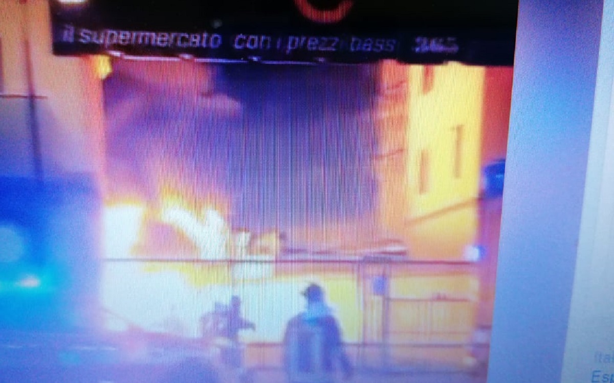 incendio supermercato Salerno