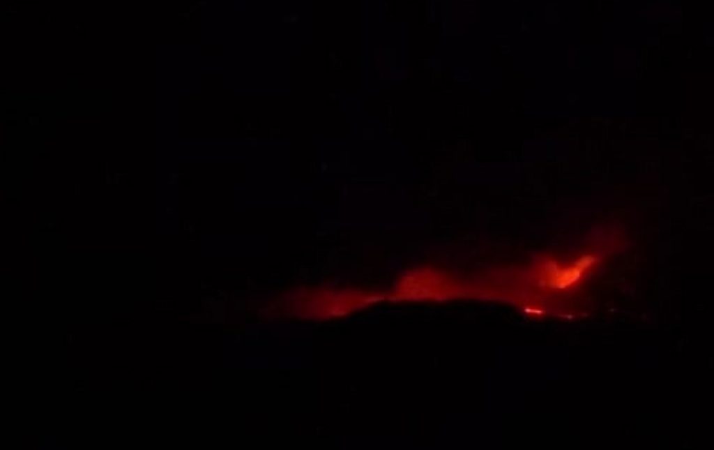 Eruzione Etna oggi 14 dicembre, esplosioni e colate di lava sul cratere