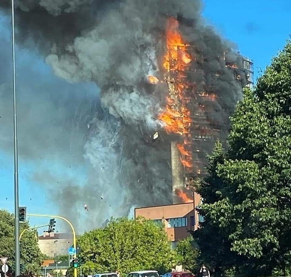 incendio edificio milano