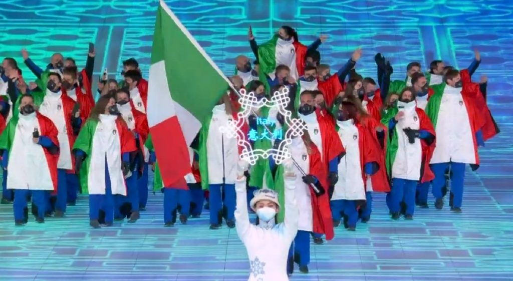Olimpiadi Pechino 2022: critiche, ironie e meme per la mantella tricolore  degli azzurri nella cerimonia di apertura | Notizie Audaci