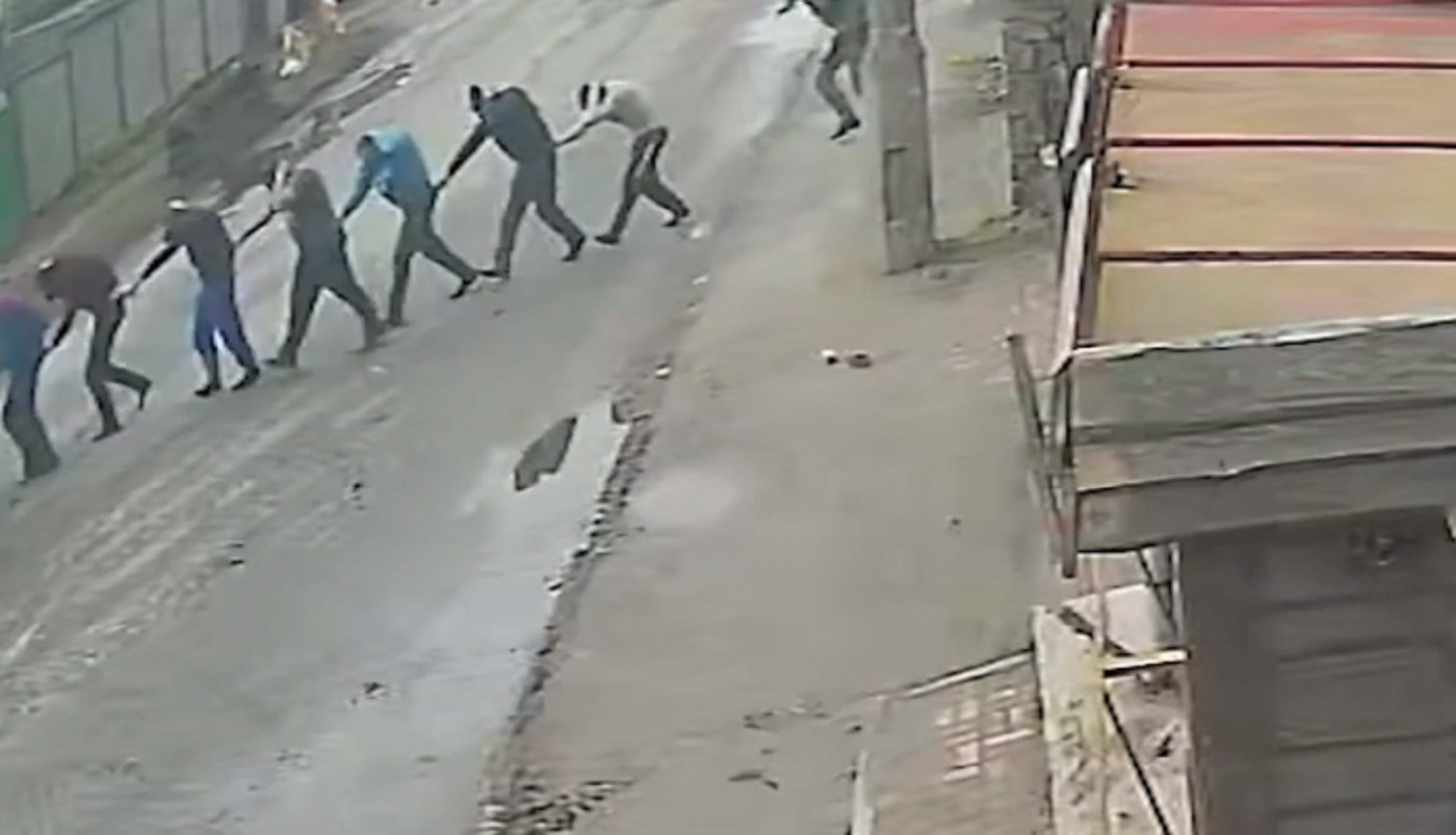 civili ucraini esecuzione video