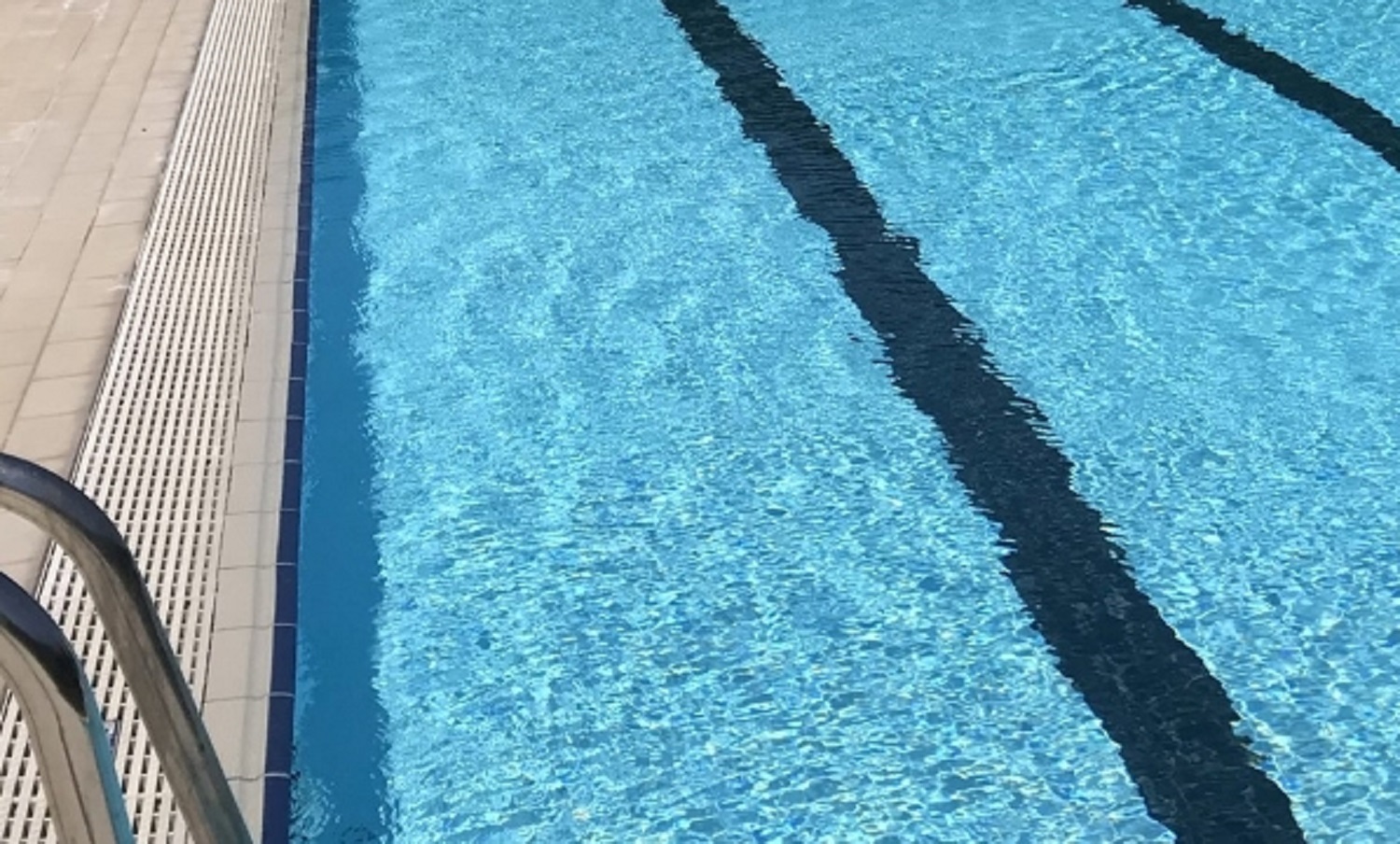 bambina cade piscina Bologna
