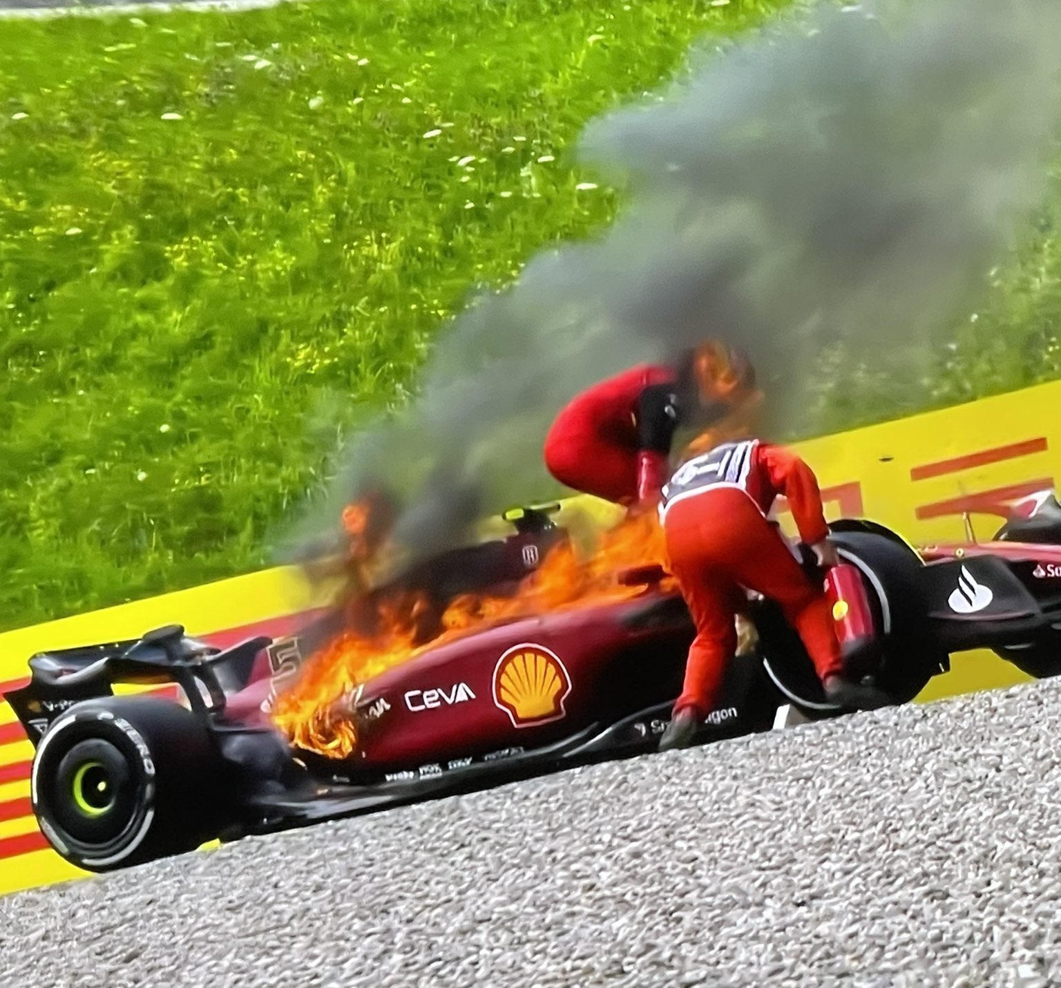Sainz Ferrari in fiamme