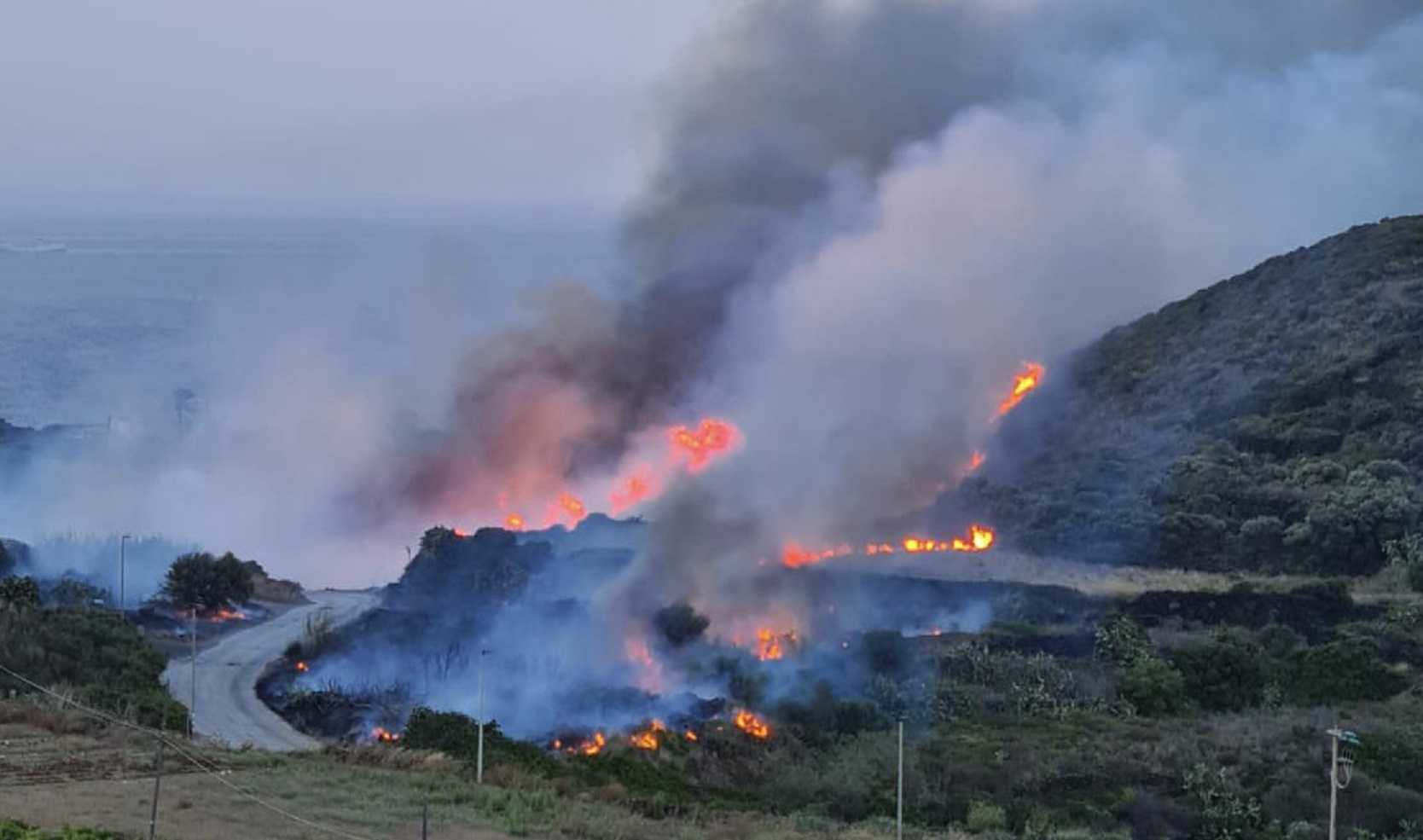 pantelleria in fiamme