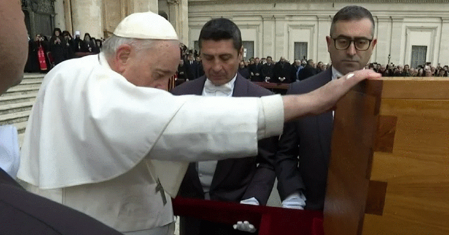 papa francesco funerali Benedetto XVI