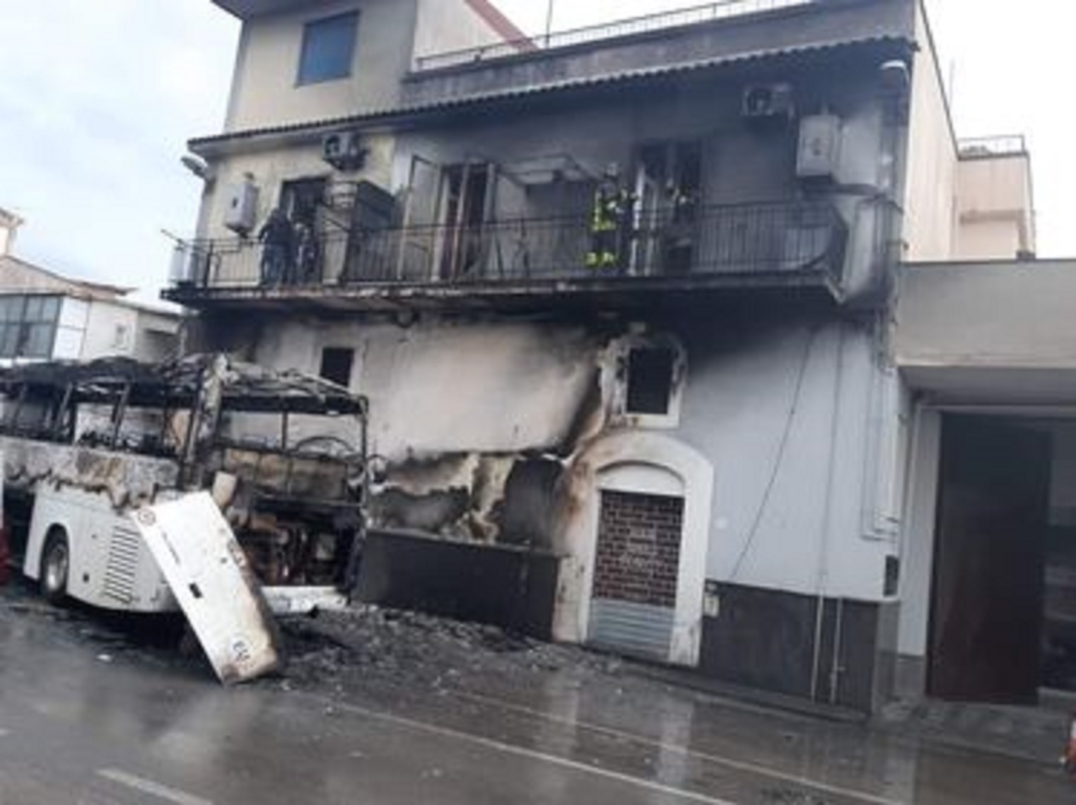 pullman in fiamme abitazione danneggiata