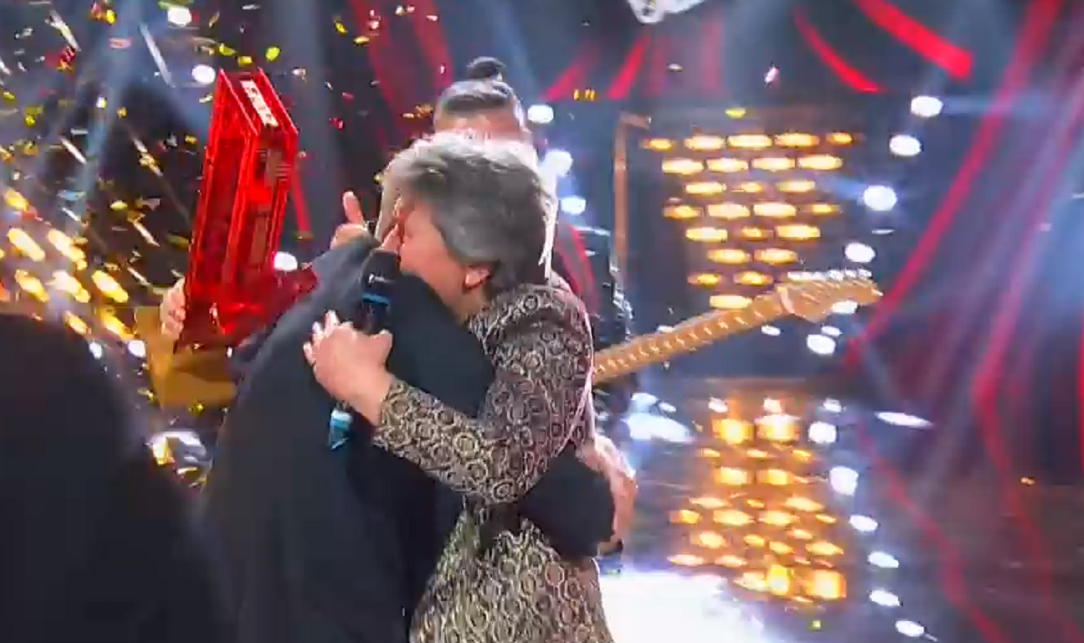 Clementino abbraccia vincitrice The Voice Senior