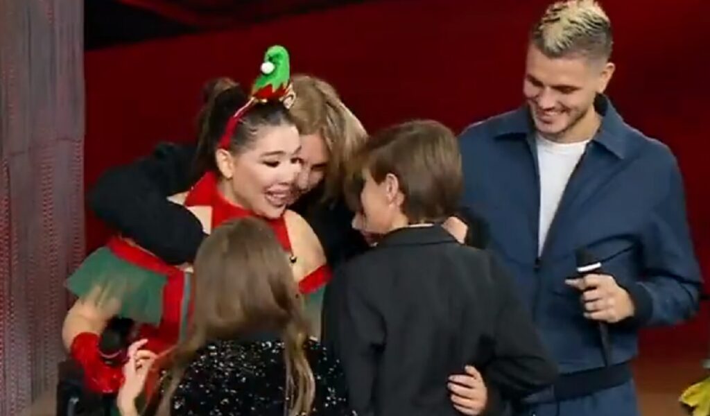 Ballando con le stelle, Icardi fa una sorpresa a Wanda Nara e il baciamano a Selvaggia Lucarelli Ballando con le stelle, Icardi fa una sorpresa a Wanda Nara e il baciamano a Selvaggia Lucarelli