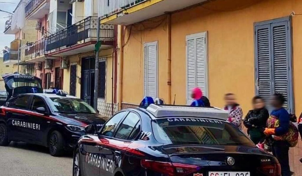 Bambina di 5 anni cade dal balcone a Caivano, lo zio: 'La mamma era in ...