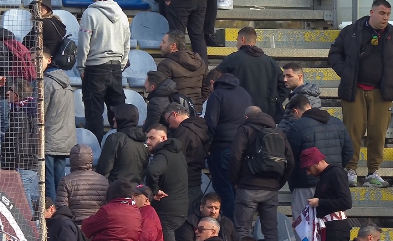 I tifosi della Salernitana voltano le spalle ai calciatori a fine partita