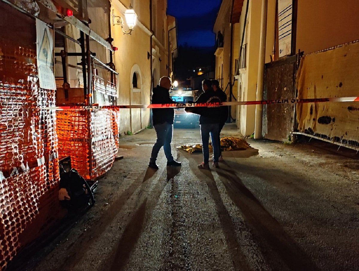 L’Aquila morto in strada