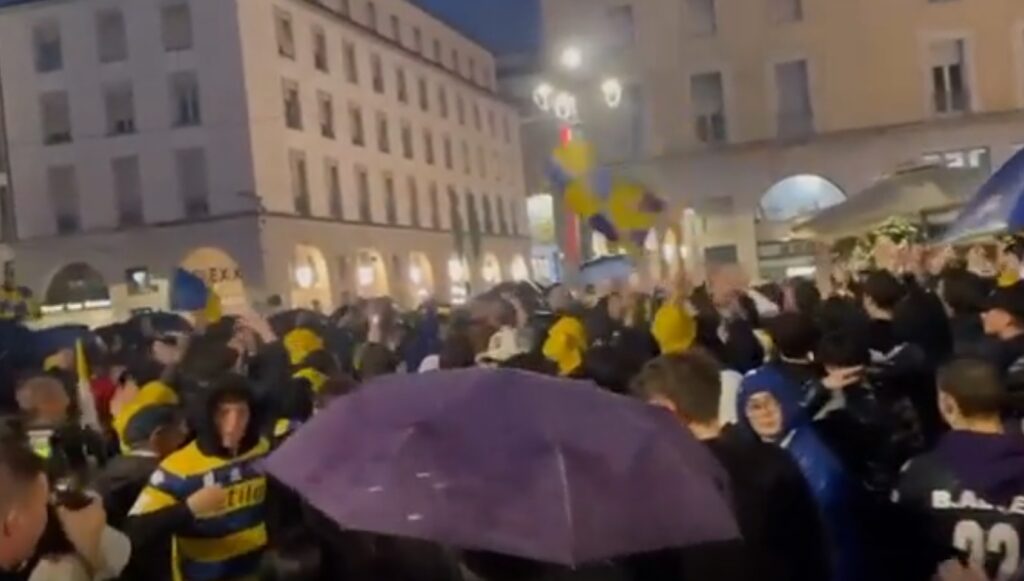 I tifosi fanno festa in paizza Garibaldi sotto la pioggia