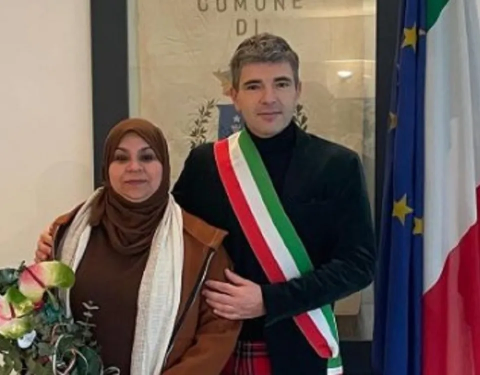 La vittima con il sindaco di Riccò dopo aver ricevuto la cittadinanza italiana
