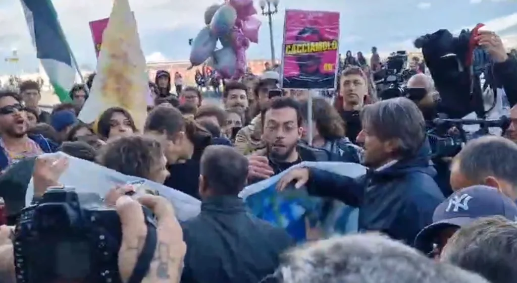 Proteste per Vannacci a Napoli