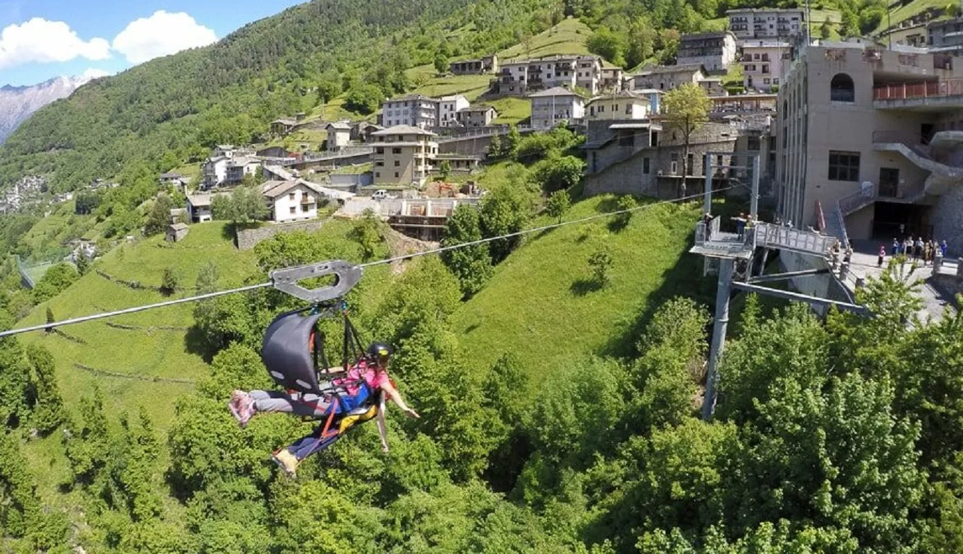 Una donna è morta dopo essere precipitata dalla Fy emotion in Valtellina