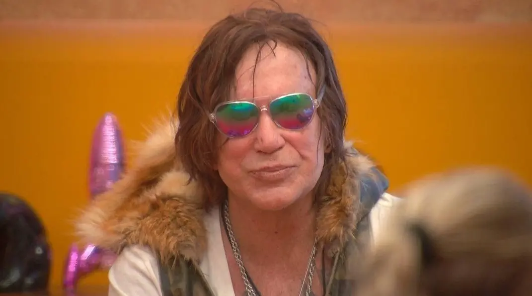 Celebrity Big Brother UK, Mickey Rourke espulso: insulti a JoJo Siwa e lite furiosa in casa Celebrity Big Brother UK, Mickey Rourke espulso: insulti a JoJo Siwa e lite furiosa in casa