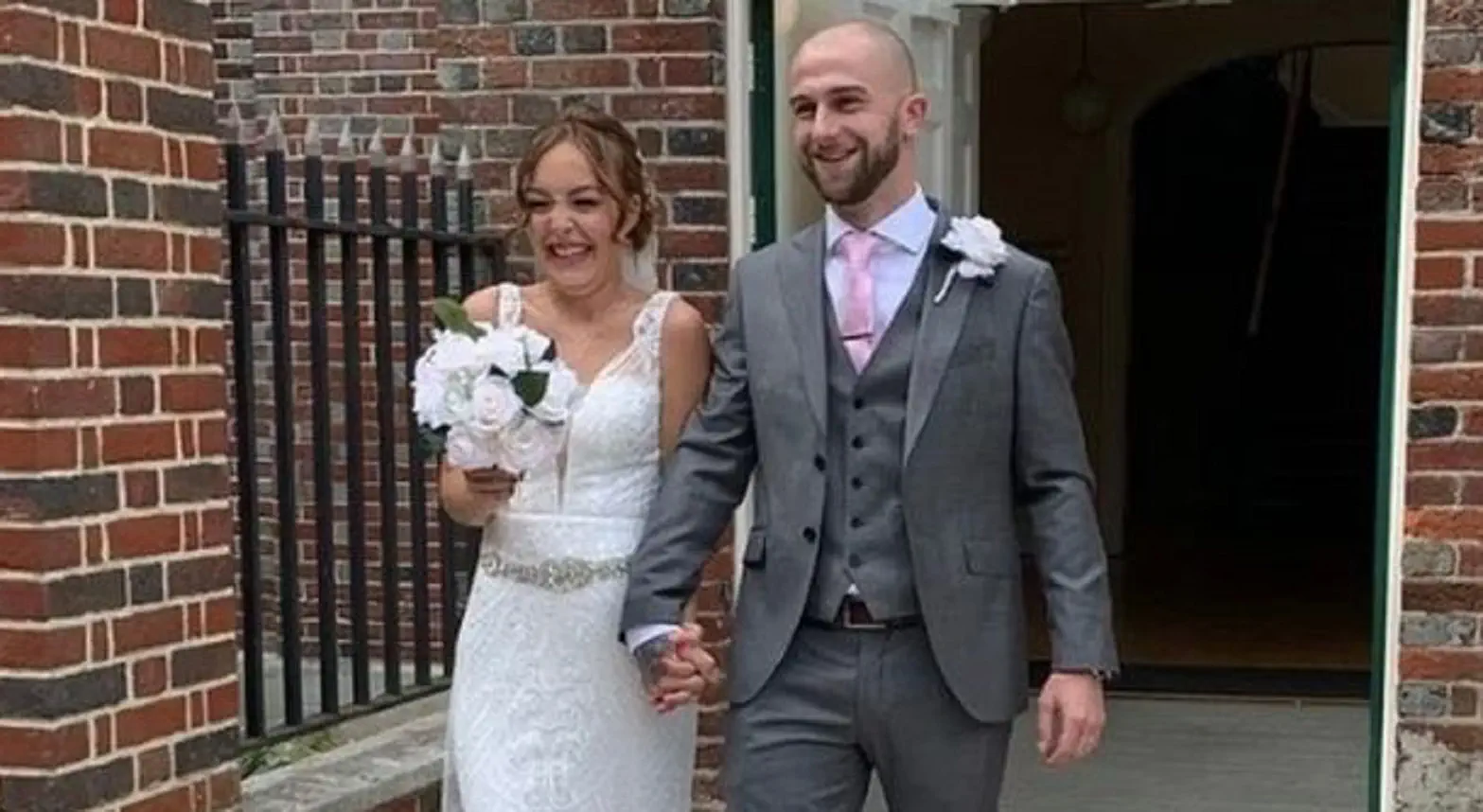 Beth Martin con il marito il giorno delle nozze