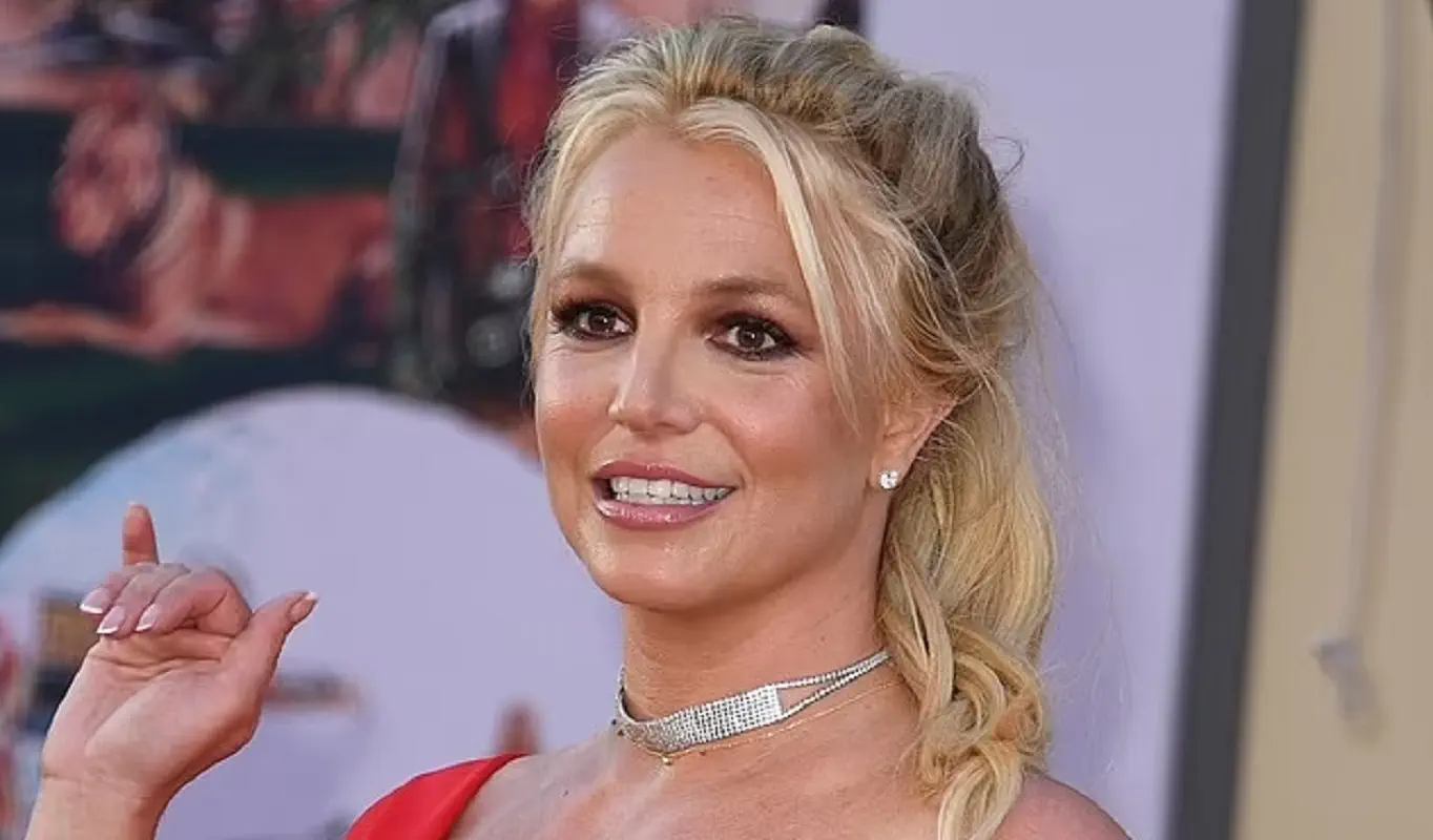 Britney Spears nei guai: sigaretta e vodka in aereo, interviene la polizia (VIDEO) Britney Spears nei guai: sigaretta e vodka in aereo, interviene la polizia (VIDEO)