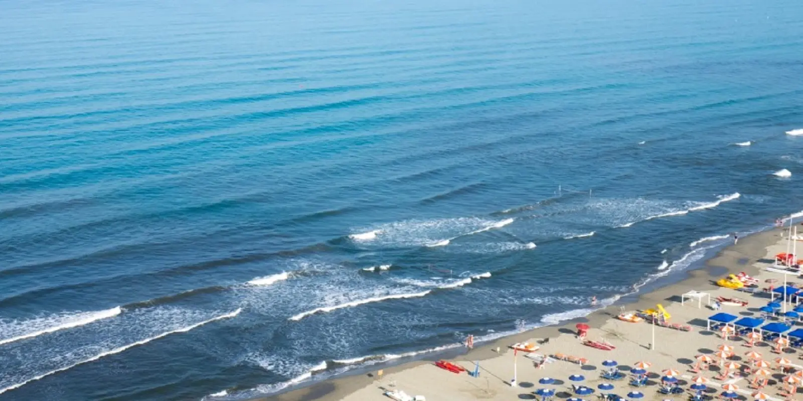 Lido di Camaiore, dramma in spiaggia: 65enne muore in mare per un malore Lido di Camaiore, dramma in spiaggia: 65enne muore in mare per un malore