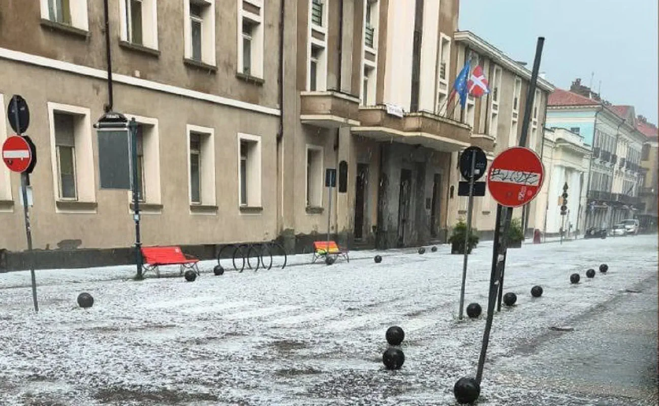 Maltempo in Piemonte: la grandine fuoriesce dal wc a Pinerolo (FOTO) Maltempo in Piemonte: la grandine fuoriesce dal wc a Pinerolo (FOTO)