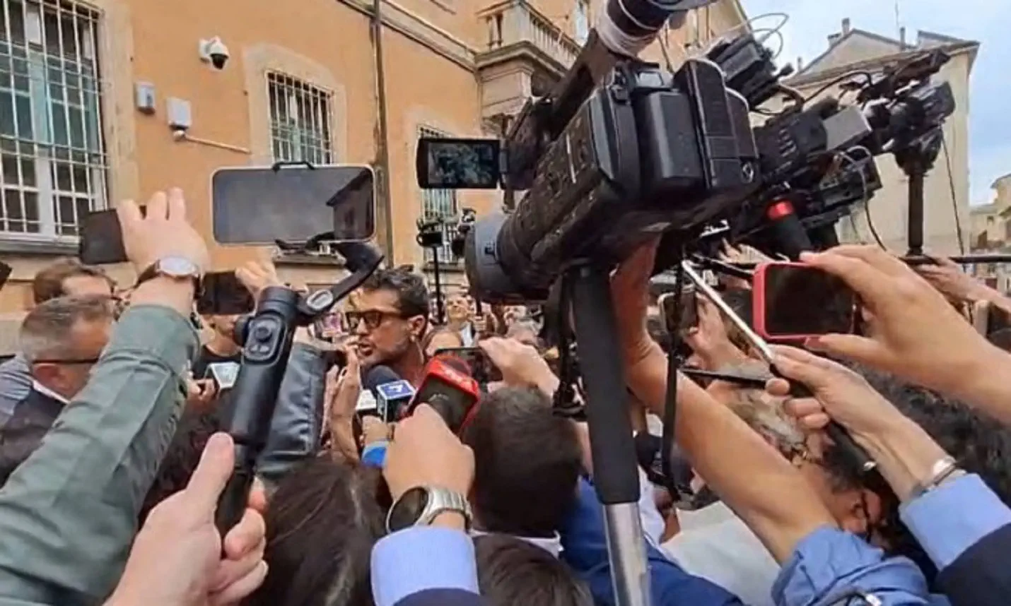 Fabrizio Corona all'arrivo in Procura