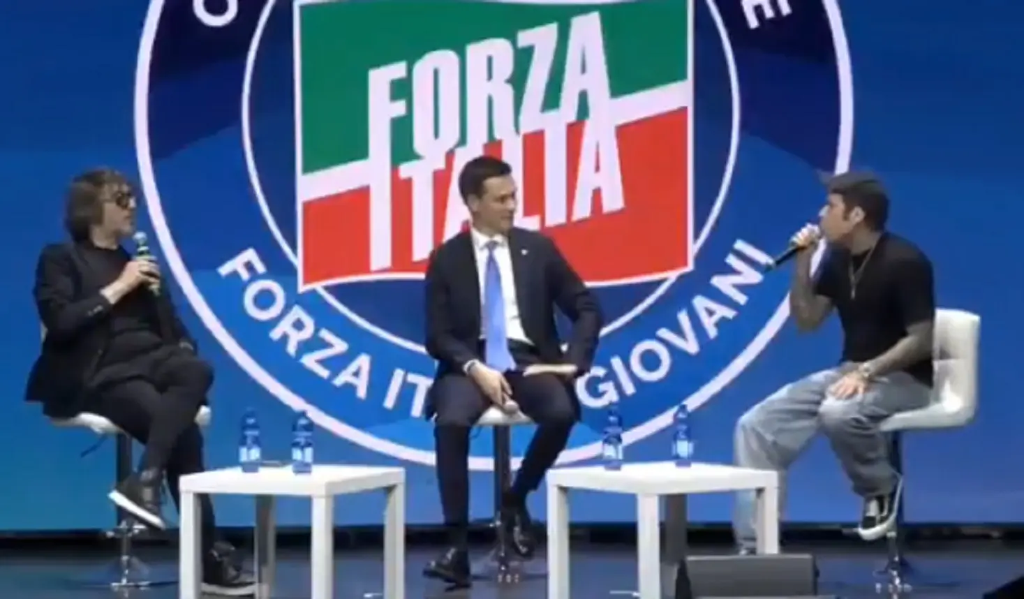 Fedez al Congresso di Forza Italia Giovani tra salute mentale, stoccate a Sala e aneddoto su Musk Fedez al Congresso di Forza Italia Giovani tra salute mentale, stoccate a Sala e aneddoto su Musk