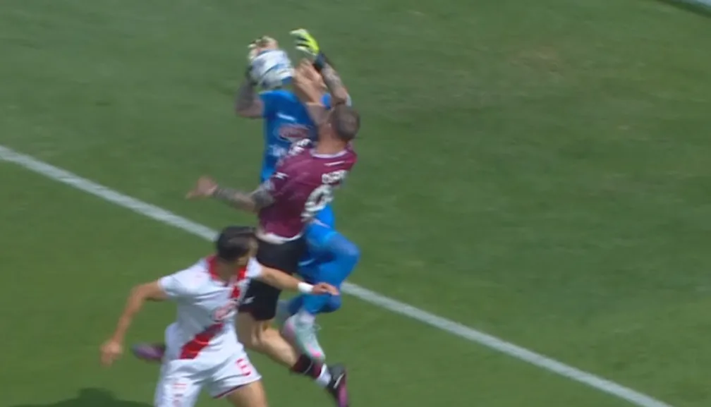Il contrasto tra Cerri e il portiere del Mantova, poi Ghiglione mette nel sacco ma l'arbitro annulla