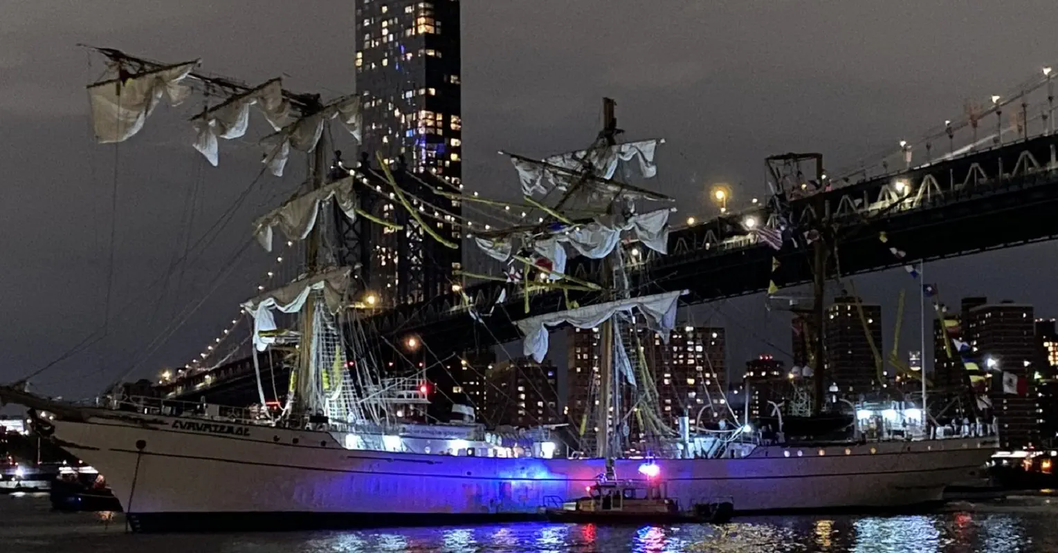 Schianto sul Brooklyn Bridge: veliero messicano si incaglia, due morti e 19 feriti Schianto sul Brooklyn Bridge: veliero messicano si incaglia, due morti e 19 feriti