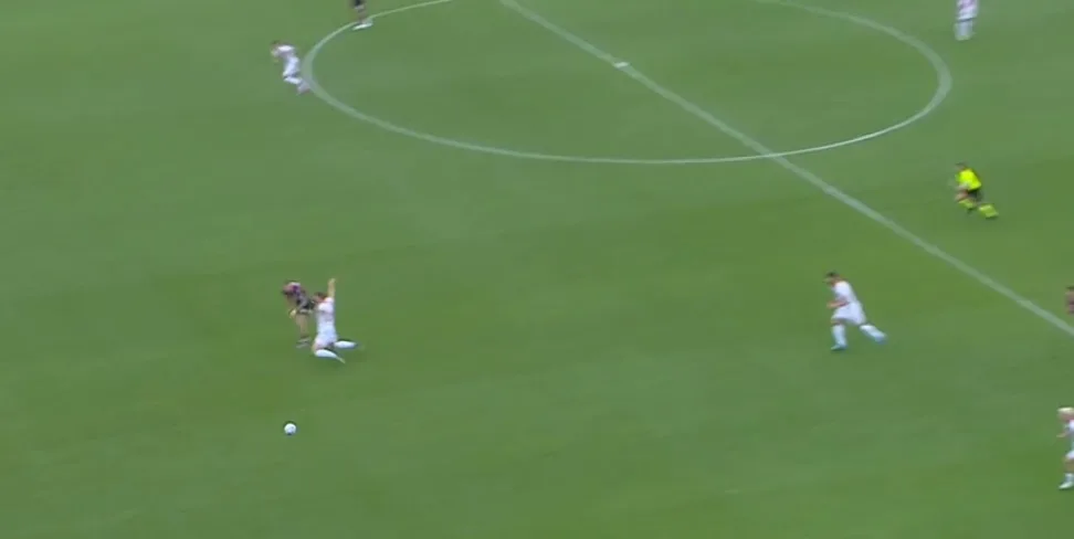 Il fallo di Cerri in occasione del gol annullato all'attaccante