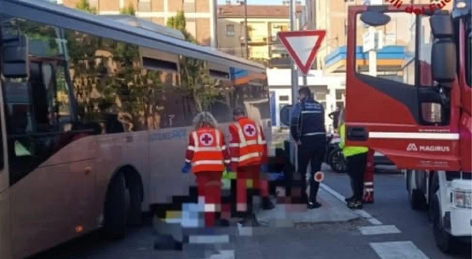 Umer muore a 21 anni il primo giorno di lavoro: travolto da un autobus a Reggio Emilia Umer muore a 21 anni il primo giorno di lavoro: travolto da un autobus a Reggio Emilia