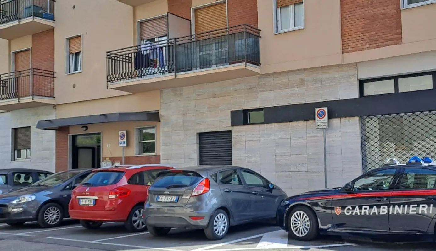 omicidio a legnano donna di 35 anni trovata morta in casa con un coltello nella schiena da Notizieaudaci.it omicidio a legnano donna di 35 anni trovata morta in casa con un coltello nella schiena