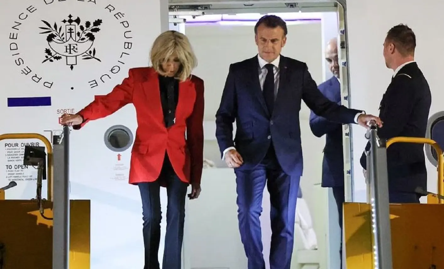 Macron subito dopo il buffetto ricevuto dalla moglie