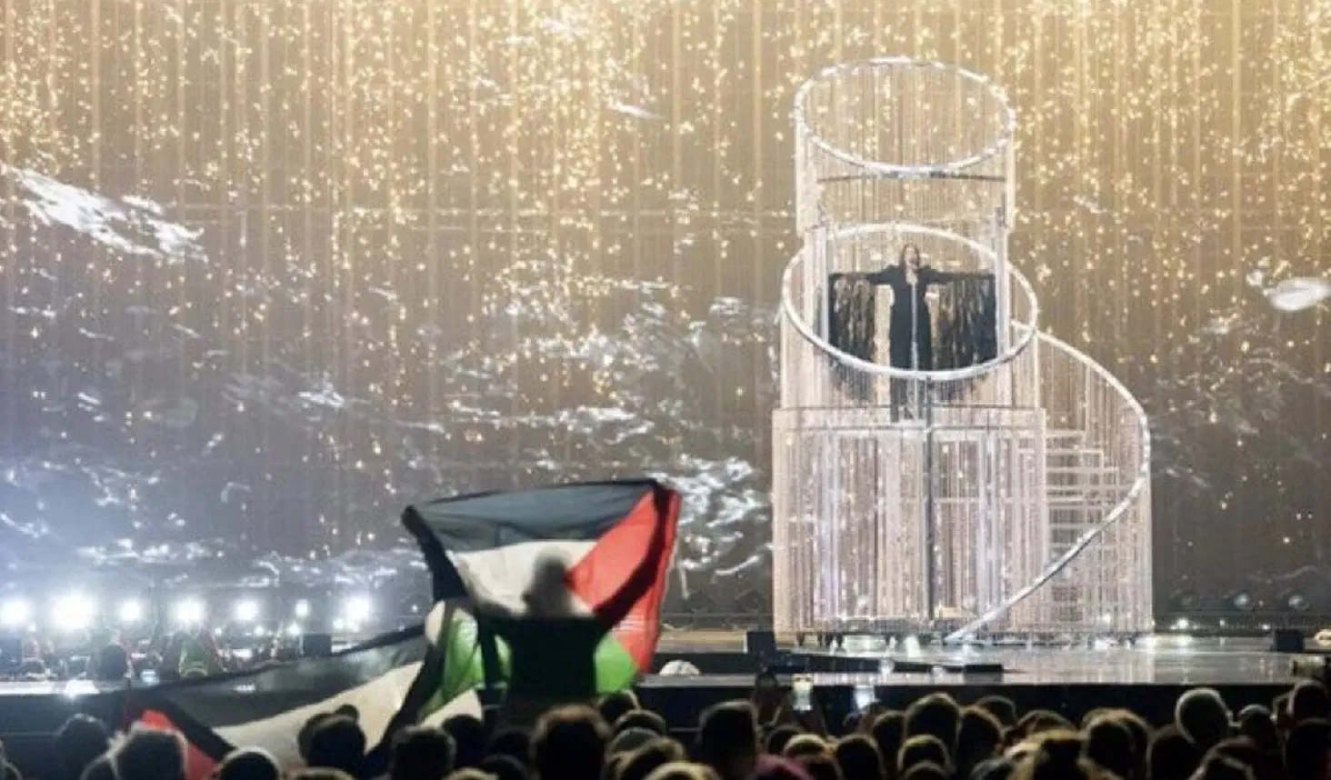 Eurovision 2025: tentata irruzione mentre si esibisce Raphael, scontri a Basilea, messaggi per la Palestina Eurovision 2025: tentata irruzione mentre si esibisce Raphael, scontri a Basilea, messaggi per la Palestina