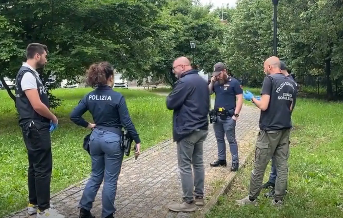 Polizia e scientifica durante il sopralluogo