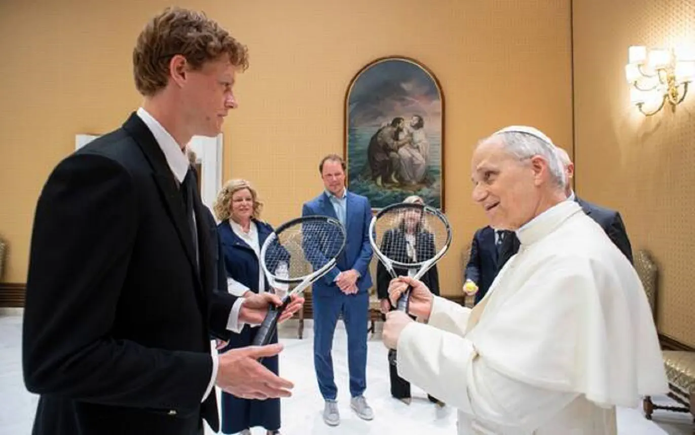 Leone XIV riceve Jannik Sinner in Vaticano, la racchetta in dono e la battuta su Wimbledon Leone XIV riceve Jannik Sinner in Vaticano, la racchetta in dono e la battuta su Wimbledon