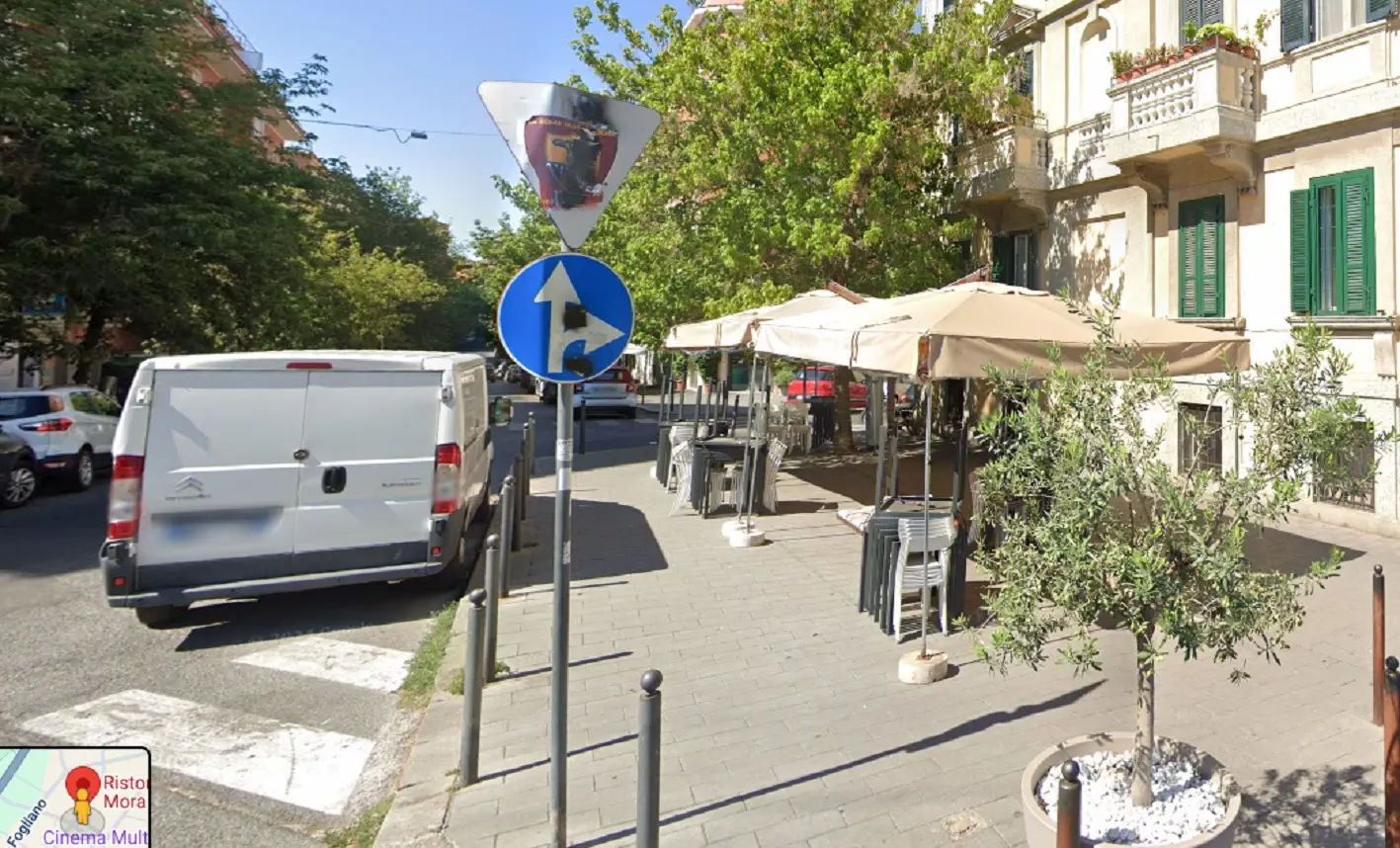 Roma, auto travolge i tavoli di un ristorante: strage sfiorata e panico in strada Roma, auto travolge i tavoli di un ristorante: strage sfiorata e panico in strada