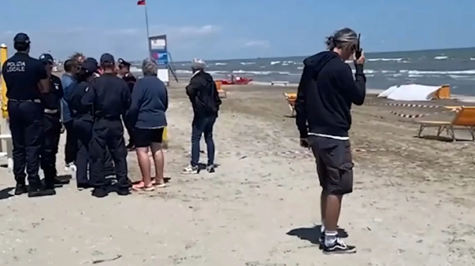 Tragedia a Cervia: donna travolta e uccisa da una ruspa in spiaggia mentre prende il sole Tragedia a Cervia: donna travolta e uccisa da una ruspa in spiaggia mentre prende il sole