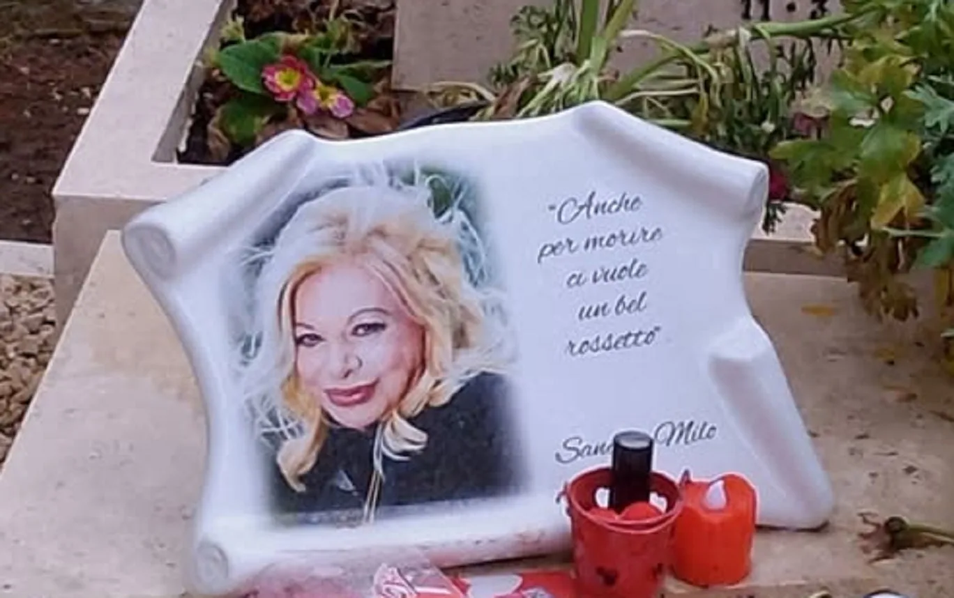 Tomba di Sandra Milo vandalizzata al Verano: lo sfogo della figlia Azzurra De Lollis Tomba di Sandra Milo vandalizzata al Verano: lo sfogo della figlia Azzurra De Lollis