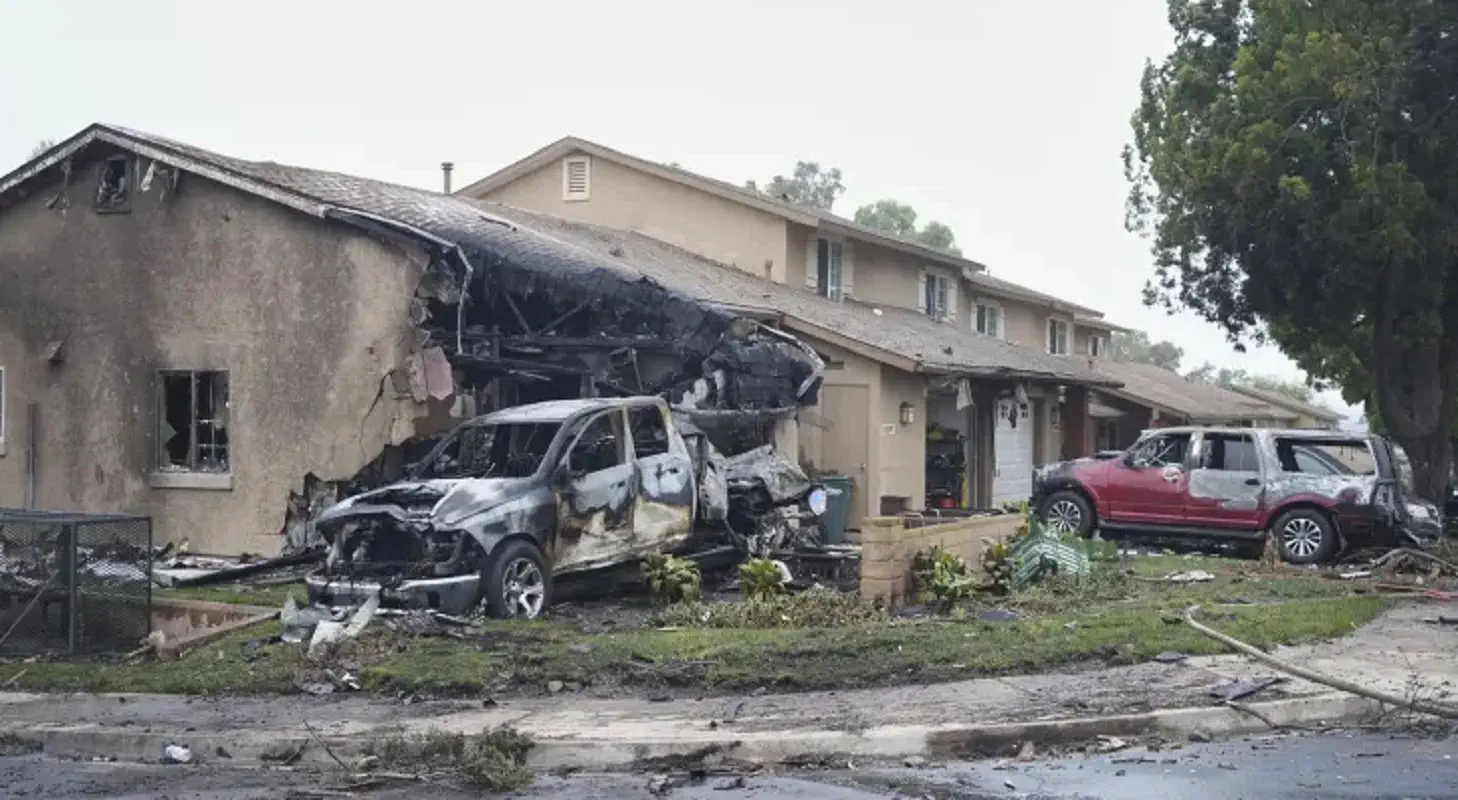 San Diego, jet privato si schianta in zona militare: due morti, case distrutte e famiglie evacuate San Diego, jet privato si schianta in zona militare: due morti, case distrutte e famiglie evacuate
