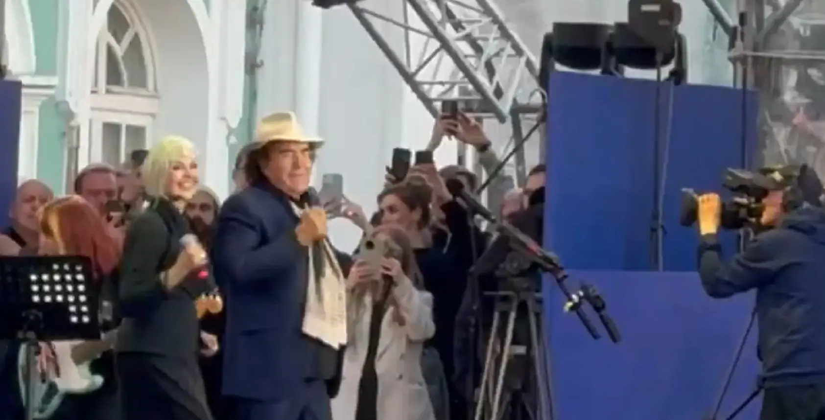 Al Bano canta a San Pietroburgo: ‘In Italia si racconta un’altra realtà’, interviene l’inviata del Tg1 Al Bano canta a San Pietroburgo: ‘In Italia si racconta un’altra realtà’, interviene l’inviata del Tg1